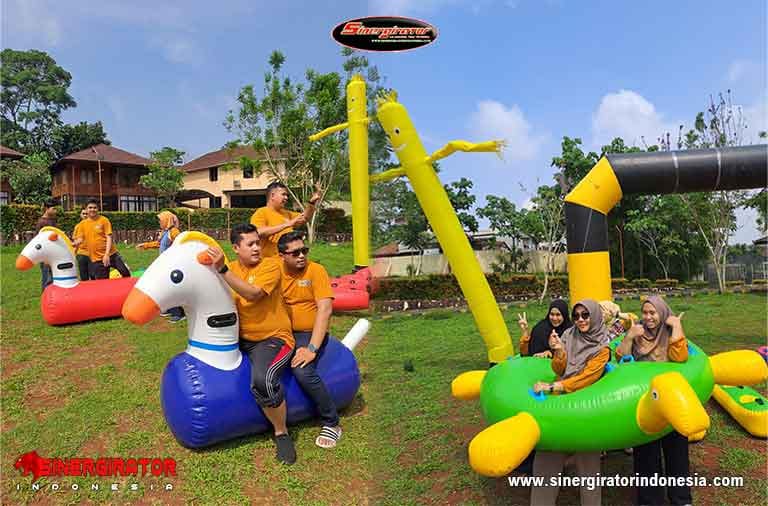 Peserta gathering berfoto bersama setelah acara Inflatable Games